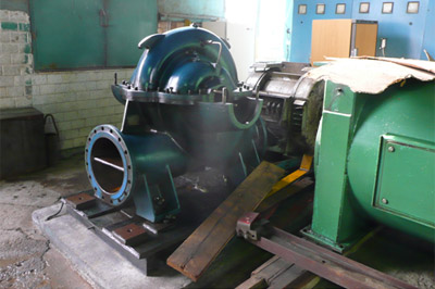 tarihi-halkapinar-su-pompa-istasyonu-binasi-icinde-eski-bir-pompa