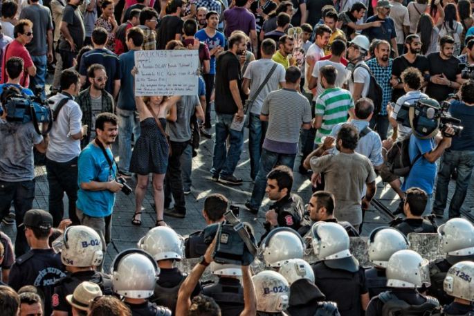 metin-ekinci-ucunculuk-odulu-renkli-tek-basina