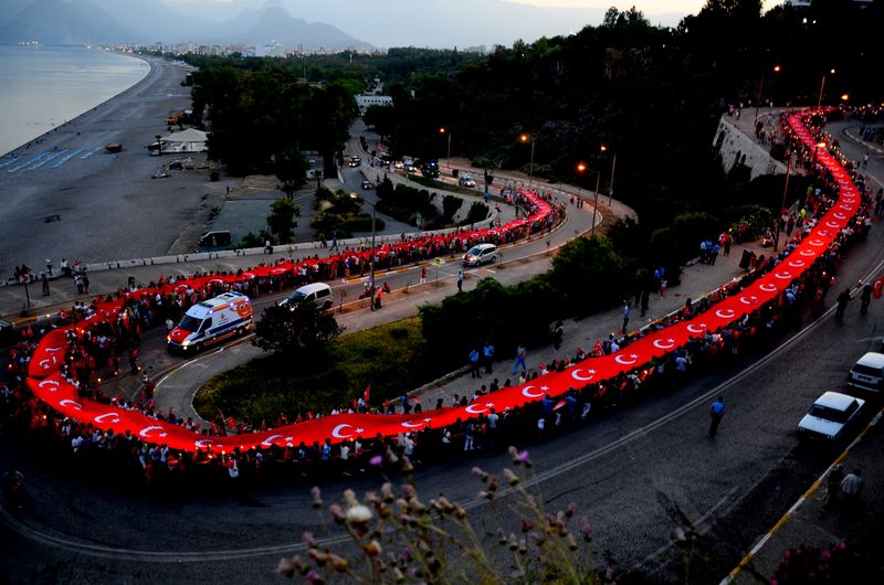 turgay-dundar-sergileme-bayrakli-yol
