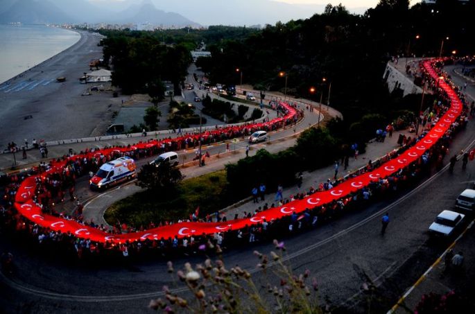 turgay-dundar-sergileme-bayrakli-yol