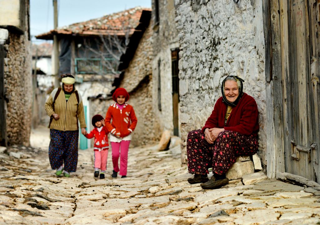 29-al-osman-ak-golde-insanlari-sergileme