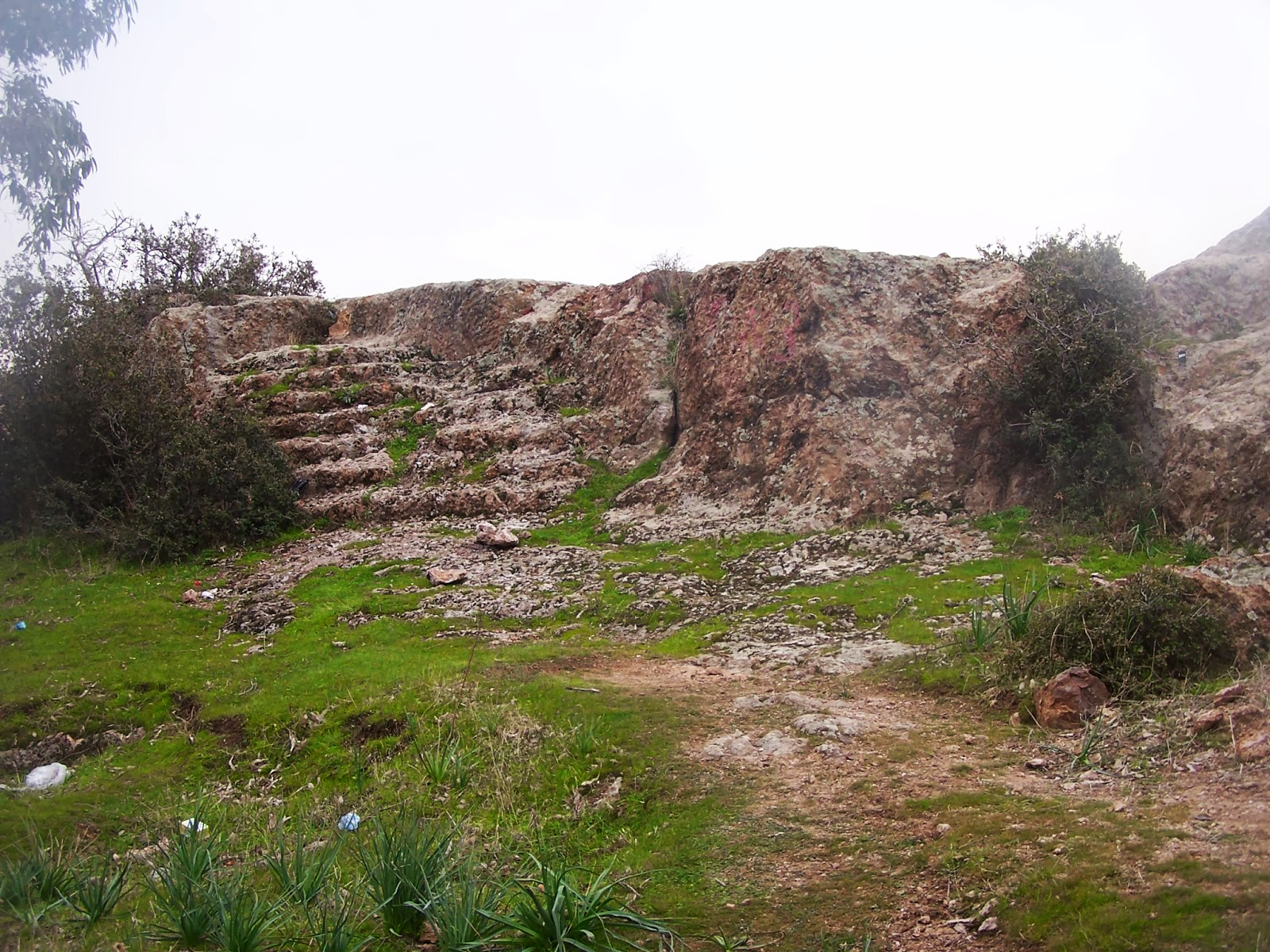 kayalik-nezaret-yeri-felswarte-001-kayaya-oyulmus-basamaklar-ikinci-basamak-sirasi-bozulmus-ibrahim-fidanoglu