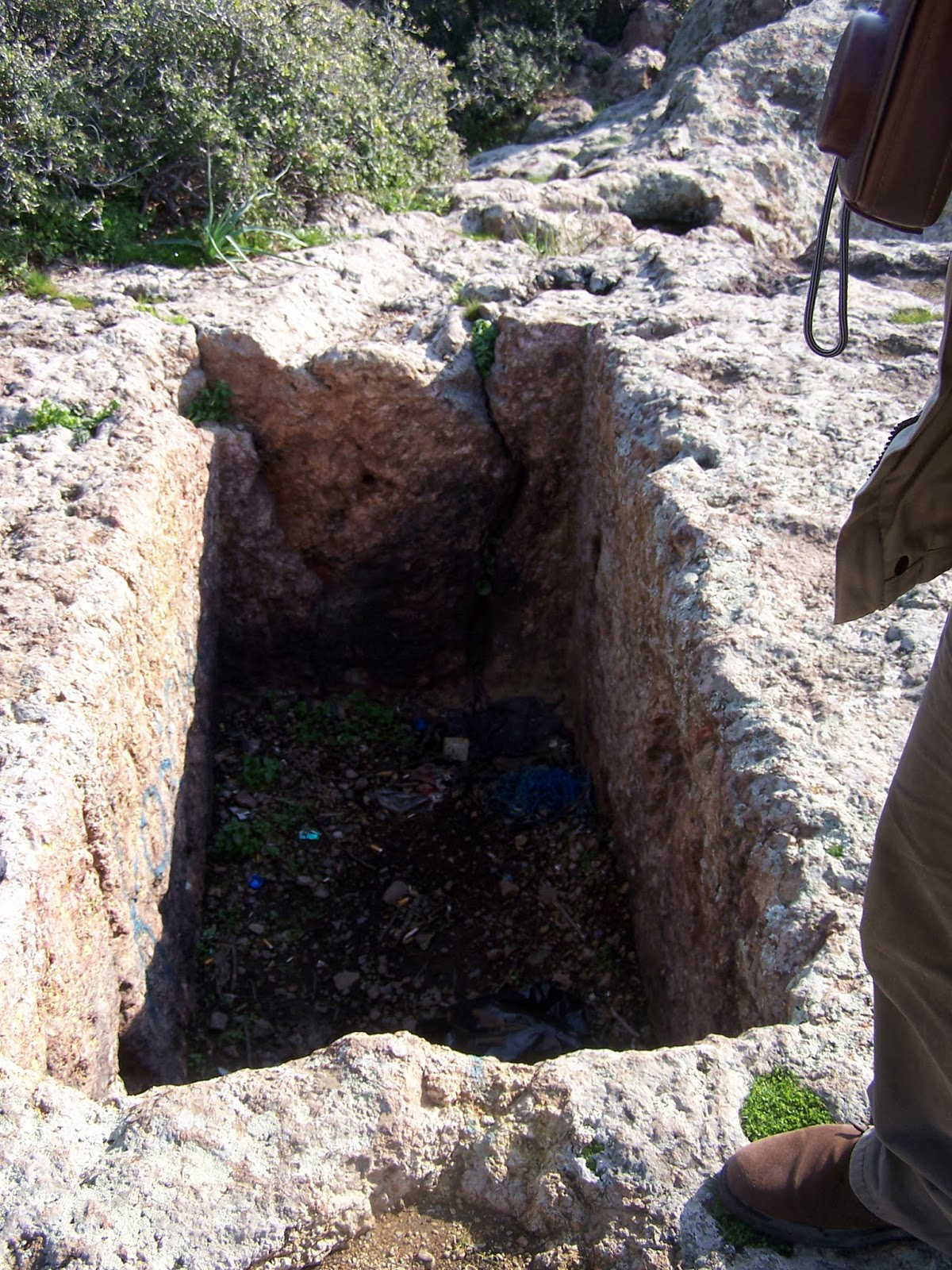 kayalik-nezaret-yeri-felswarte-008-sag-uzun-kenari-bozulmamis-haliyle-dikdortgen-cukur-ibrahim-fidanoglu