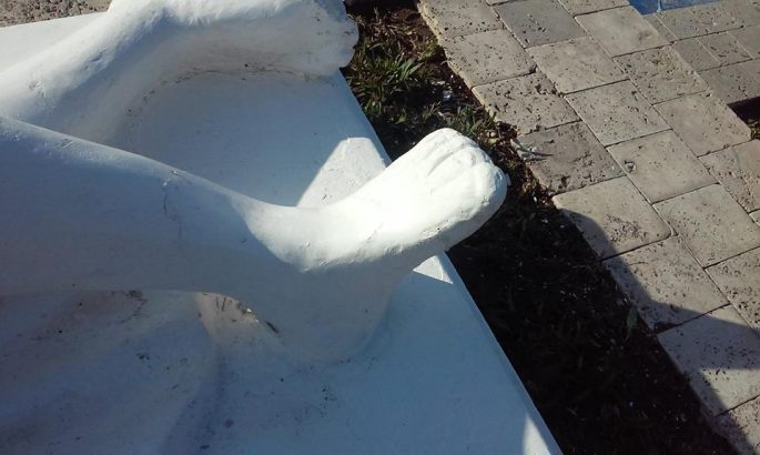 genc-kiz-heykeli-onarilan-bacak