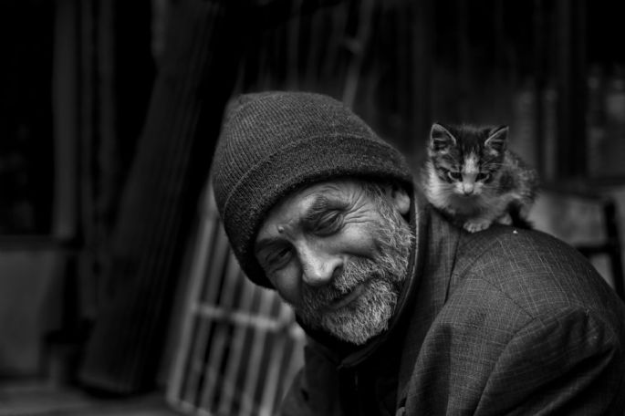 oguz-buktel-sergileme-iki-evsiz