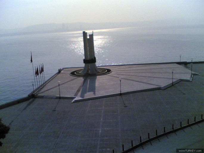 Atatürk, Annesi ve Kadın Hakları Anıtı 005