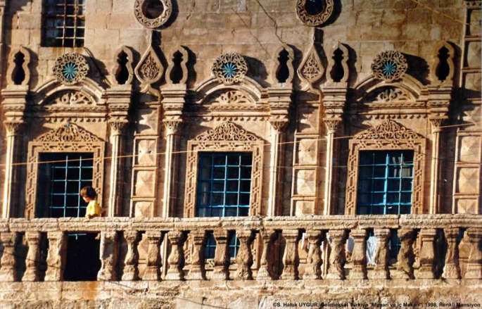 GT7FY-RENKLI-MAN.-TASIN-BUYUSU-S.-HALUK-UYGUR-1024x657