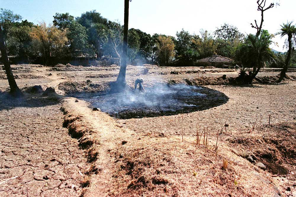 39 Making Smoky Arc Warli Tribal Land Maharastra India 2003