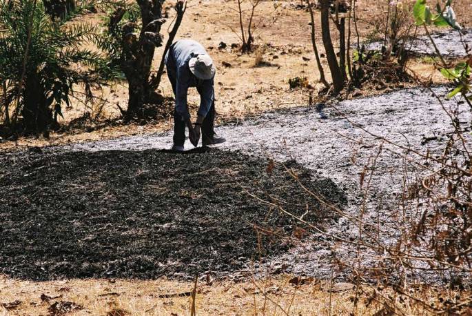 41 Making Ash Arc Warli Tribal Land Maharastra India 2003