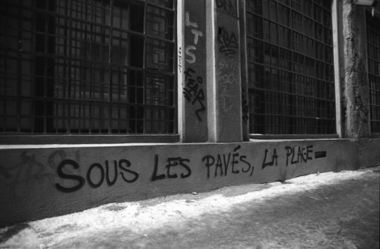 Kaldırım Taşlarının Altında Kumsal Var 002