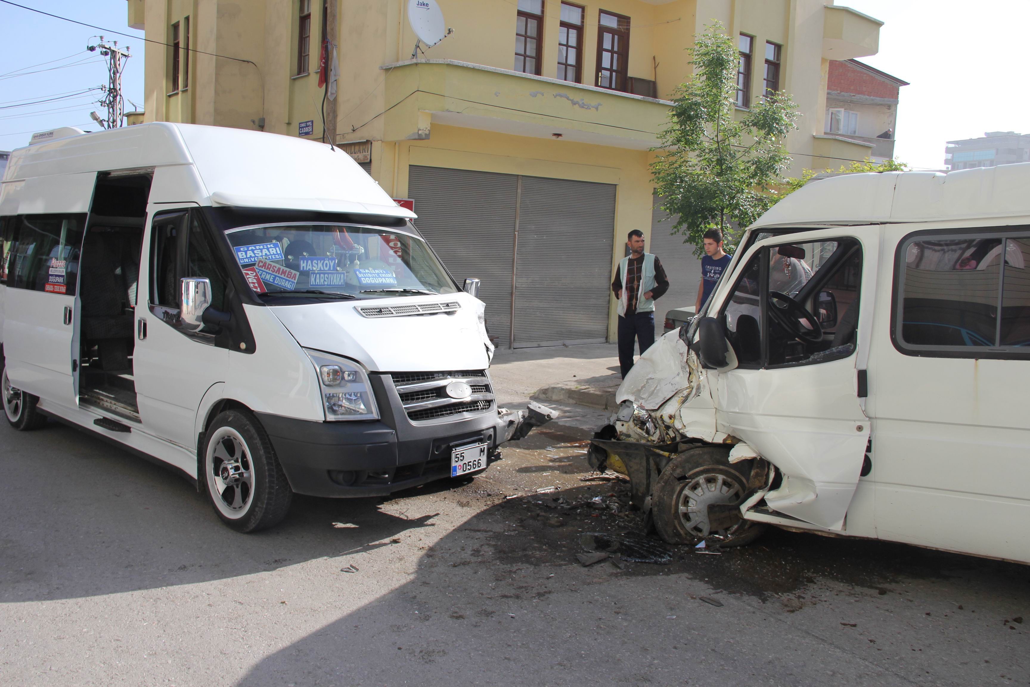 SAMSUN'DA İKİ MİNİBÜS ÇARPIŞTI: 5 YARALI
